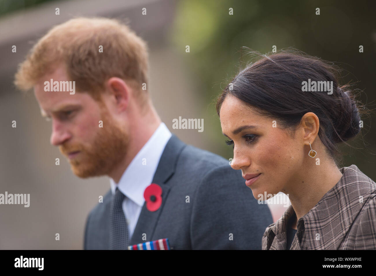 Le prince Harry, duc de Sussex et Meghan, duchesse de Sussex pondent de fougères et d'une gerbe sur la tombe du Soldat inconnu alors qu'ils visitent la nouvelle UK War Memorial et Pukeahu National War Memorial Park le 28 octobre 2018, à Wellington, Nouvelle-Zélande. Banque D'Images