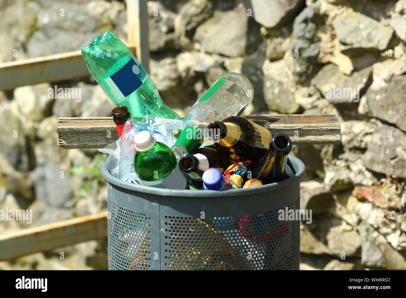 Corbeille / poubelle débordant de bouteilles vides Banque D'Images