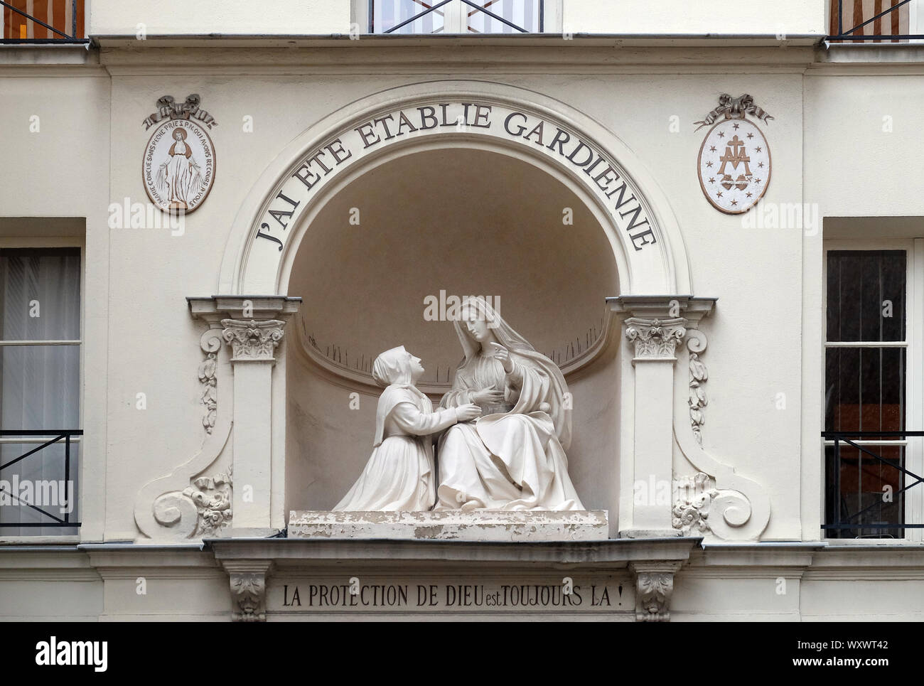 Statue de St Joseph et la Vierge Marie à l'extérieur de la Chapelle Notre-Dame de la Médaille Miraculeuse à Paris, France Banque D'Images