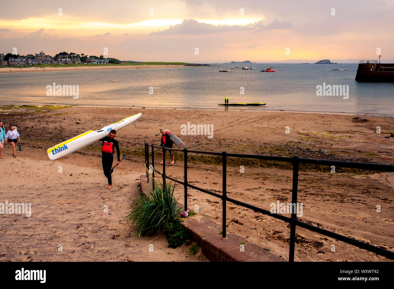 La kayakiste arrivant d'une journée à la mer du Nord. North Berwick scènes quotidiennes d'été et des paysages. Banque D'Images