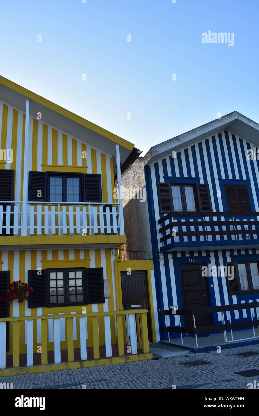Maisons colorées, une délicieuse et typique du paysage traditionnel de la ville d'Aveiro Banque D'Images