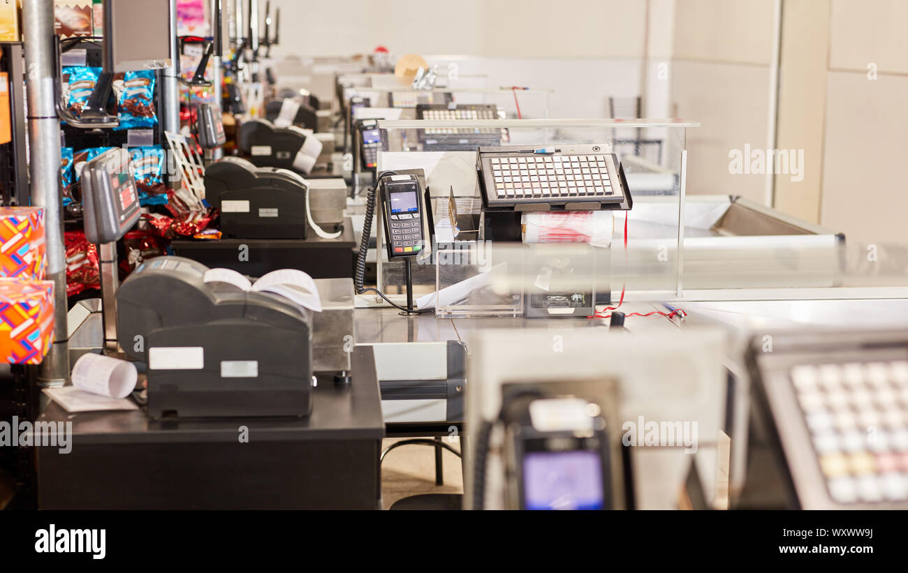 Rangée de caisses enregistreuses scanner comme dans la vente au détail ou de supermarché Banque D'Images