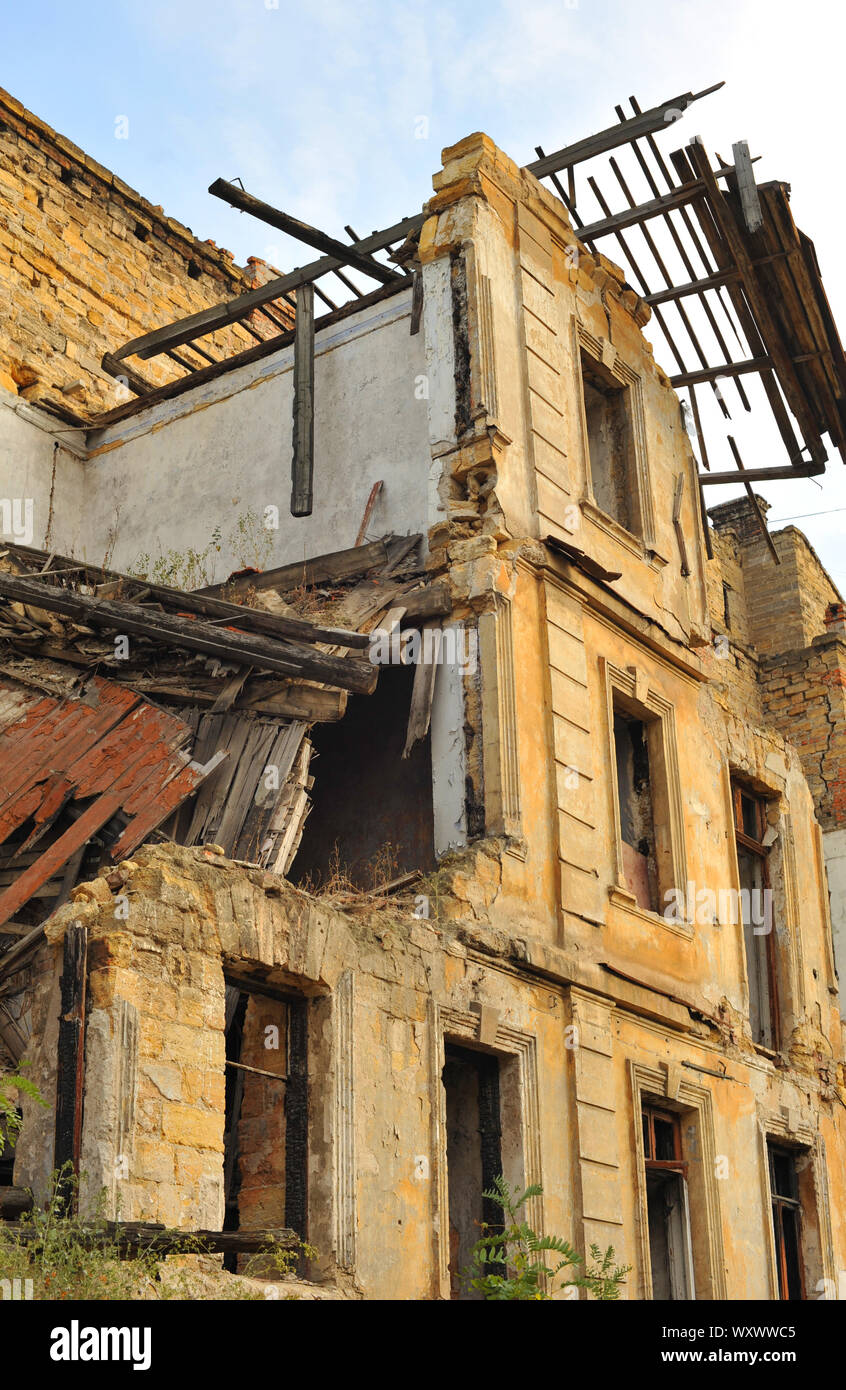 Tremblement de terre. Ancienne maison détruite Banque D'Images