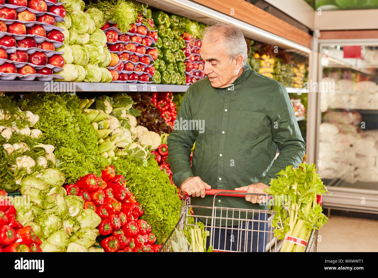 En tant que principal client avec panier de légumes dans le ministère dans le supermarché Banque D'Images