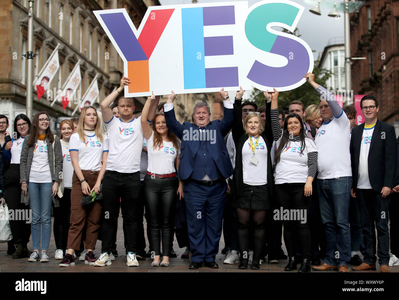 SNP leader Westminster Ian Blackford MP rejoint les jeunes participants dans le centre-ville de Glasgow pour marquer cinq ans depuis le référendum sur l'indépendance écossaise. Banque D'Images