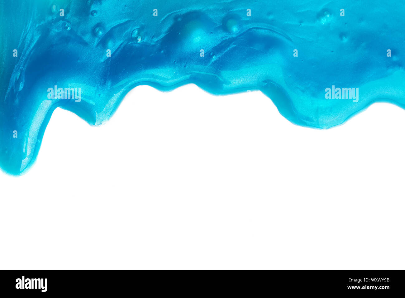 Anglais abstract coulures de peinture bleue ou slime isolé sur fond blanc avec copie espace Banque D'Images