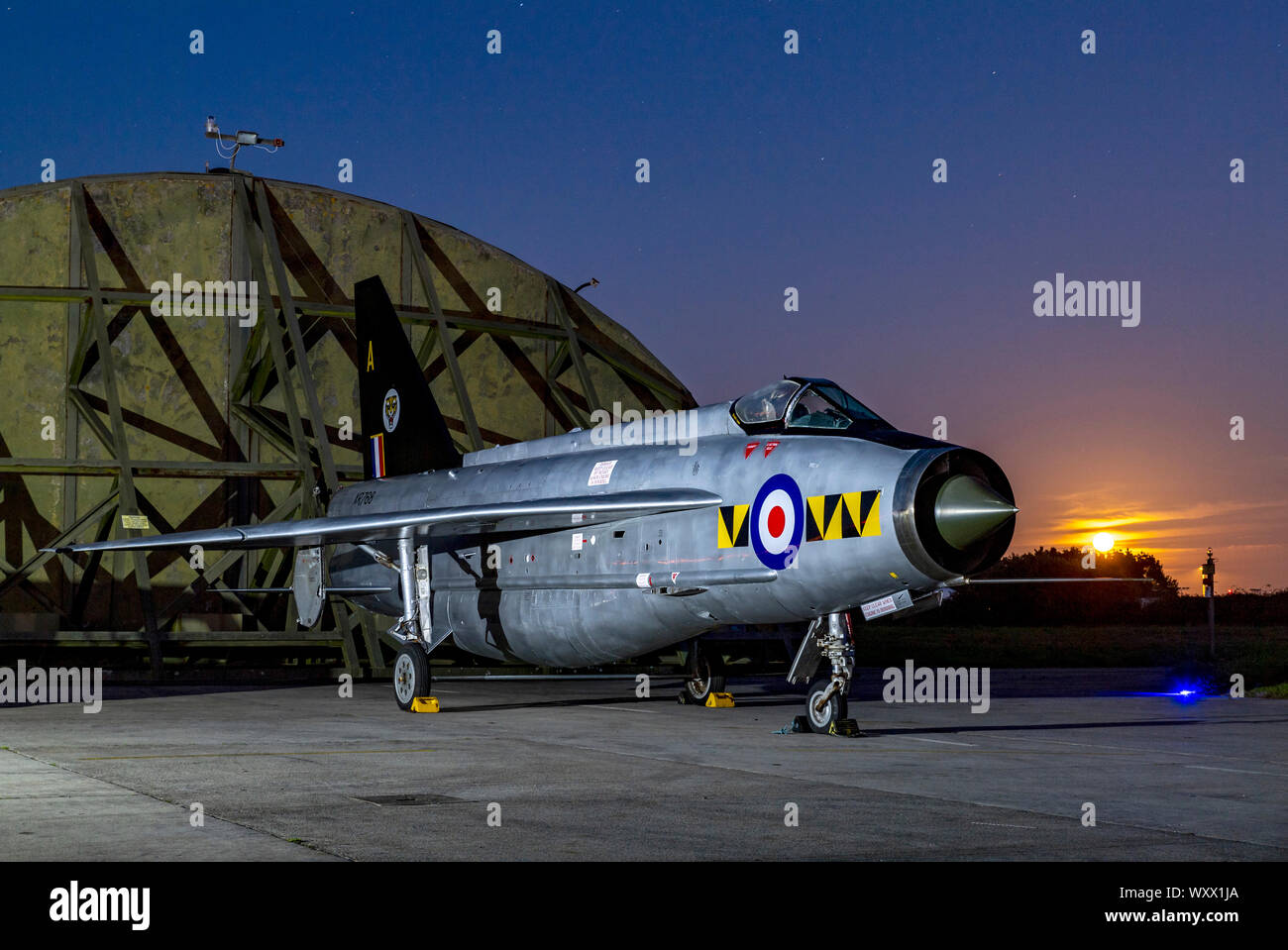 RAF Lightning XR768,Land Rover et les photographes de l'aviation, à un nightshoot à Cornwall avec AHC pleine lune passant souvent connu comme la récolte ou le maïs lune Banque D'Images