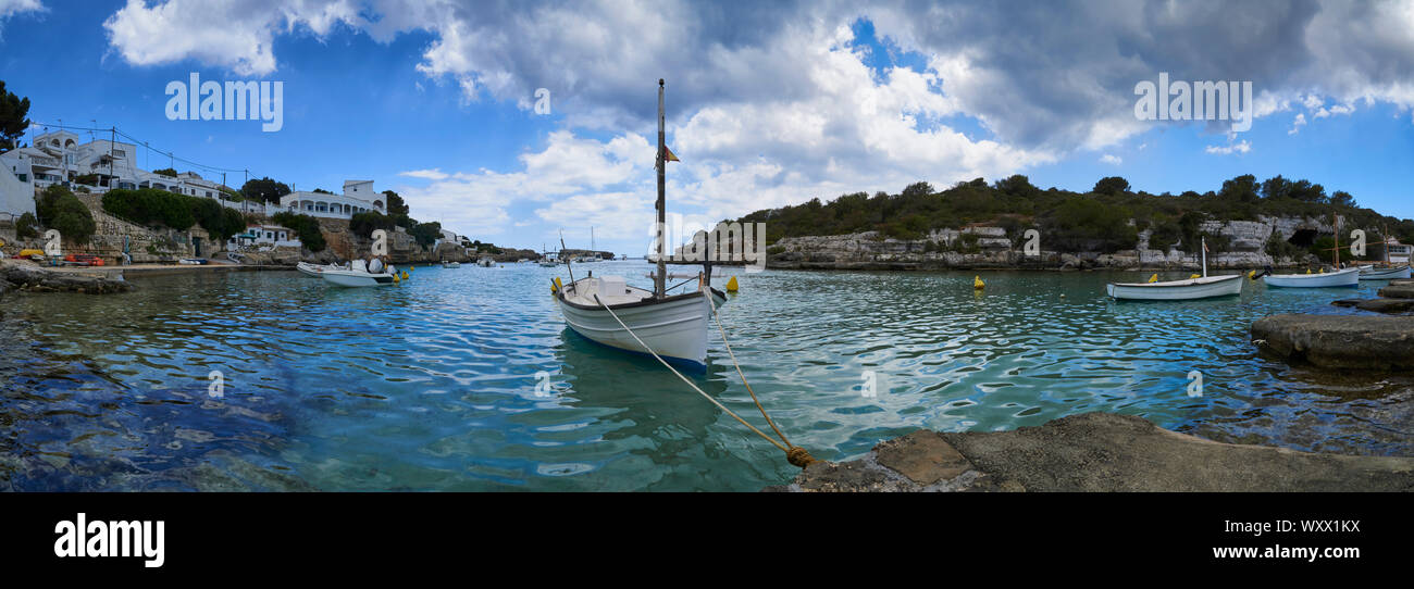 Panorama des petits bateaux amarrés dans la crique méditerranéenne de Cala Alcaufar, Minorque, Banque D'Images
