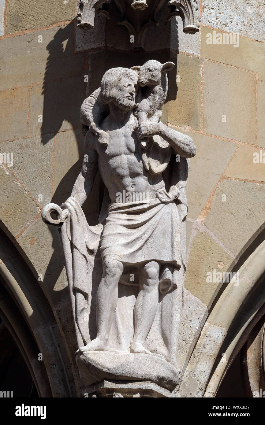 Jésus le Bon Pasteur, statue sur la façade de l'église St James à Rothenburg ob der Tauber, Allemagne Banque D'Images