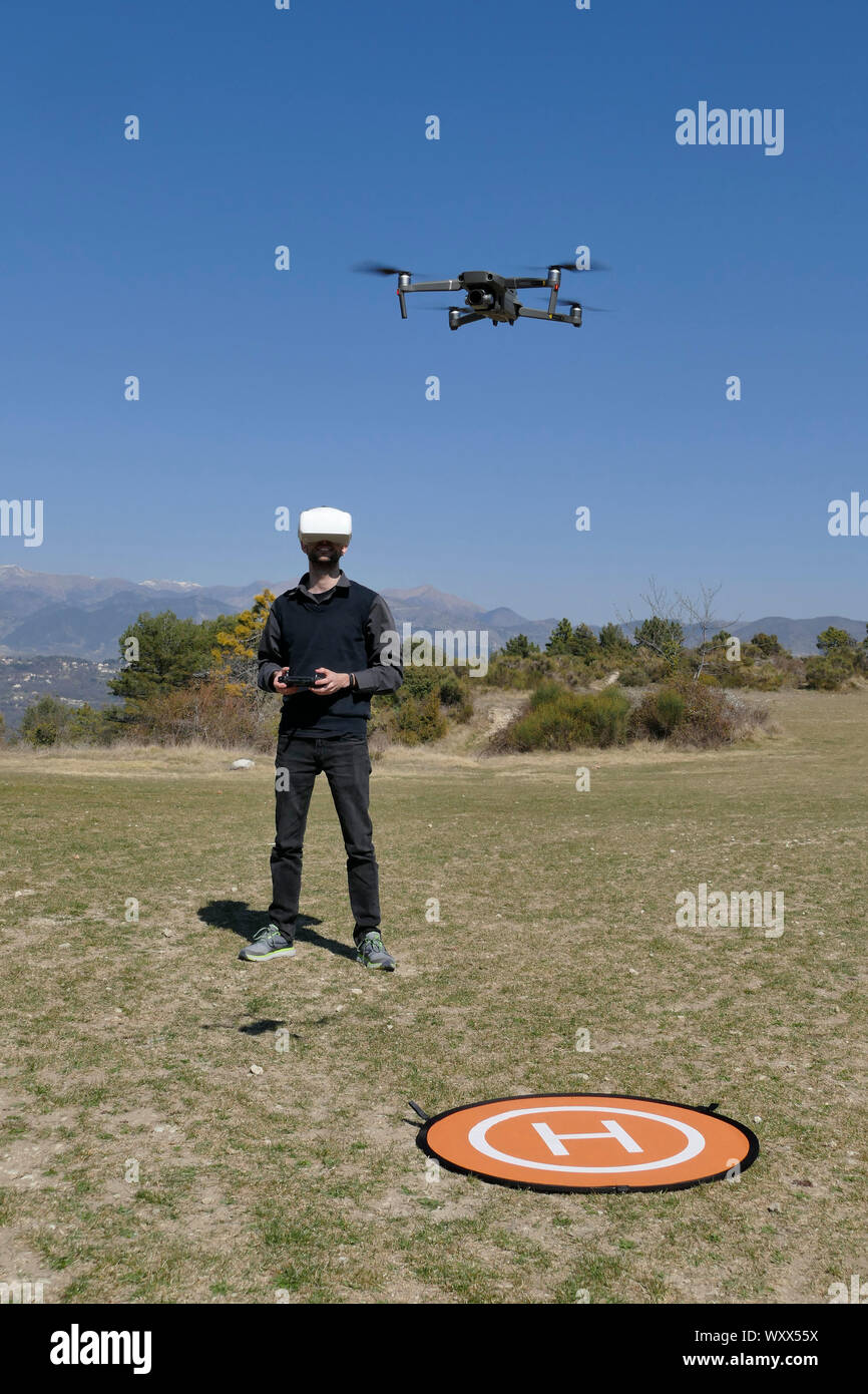 4K Drone DJI MAVIC PRO 2 à l'essai avec un casque de GOOGLES pour DJI FPV  vol en immersion Photo Stock - Alamy
