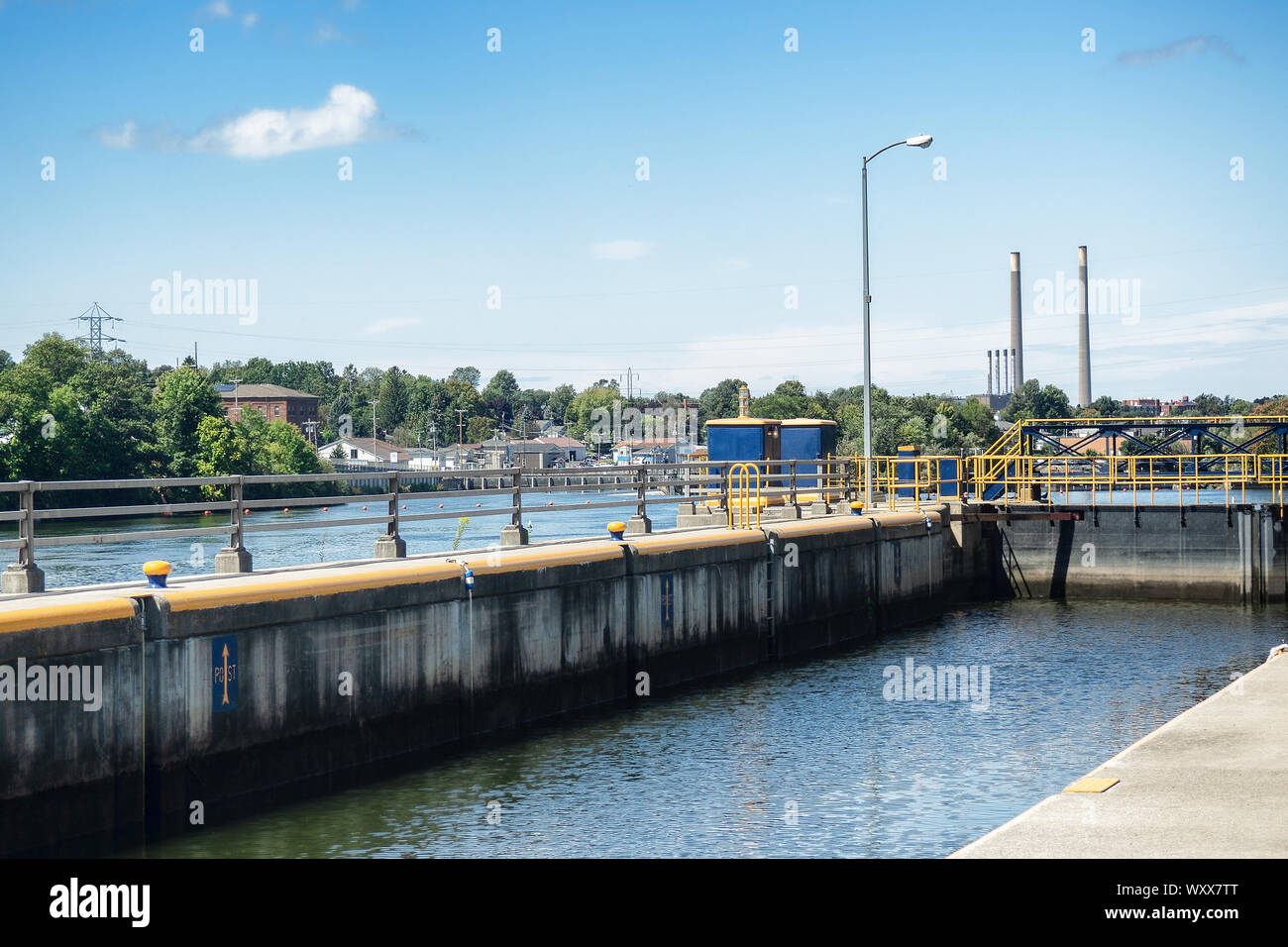 Oswego, New York, USA. Le 6 septembre 2019. L'écluse 6 du canal Érié historique avec la ville d'Oswego, New York dans la distance Banque D'Images