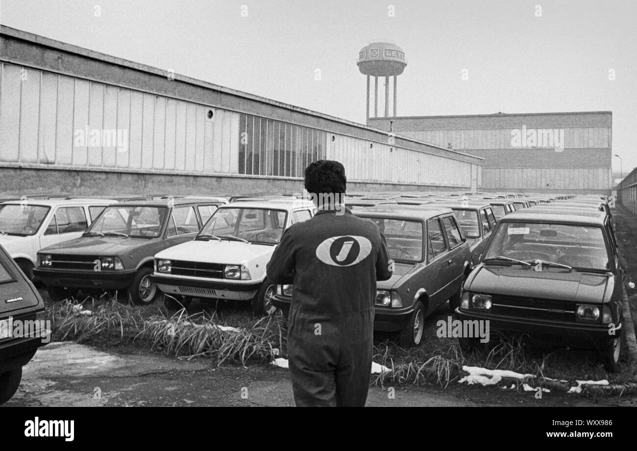 Milan (Italie), 1975, l'usine automobile à Leyland Innocenti Lambrate occupés par des travailleurs pour protester contre les licenciements ; affaires voitures garées sur m Banque D'Images