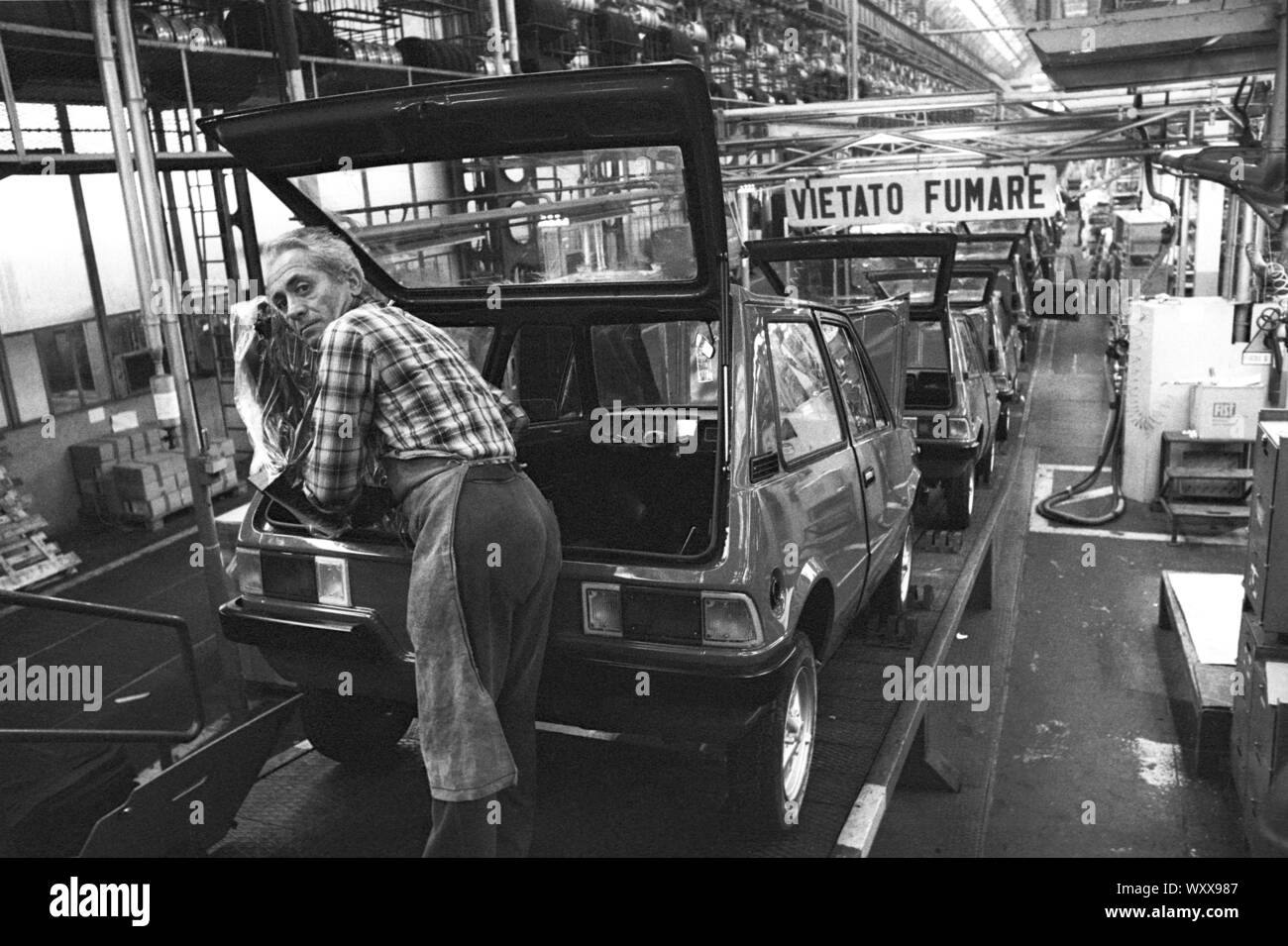 Chaînes de montage dans l'usine de voiture à Leyland Innocenti Milan Lambrate (1979) Banque D'Images