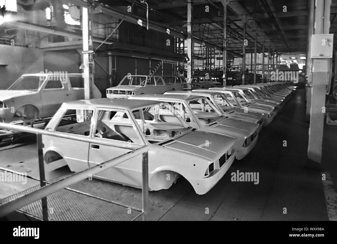 Milan (Italie), 1975, les chaînes de montage à l'arrêt dans l'usine de voiture Leyland Innocenti Lambrate, occupés par des travailleurs pour protester contre les licenciements Banque D'Images