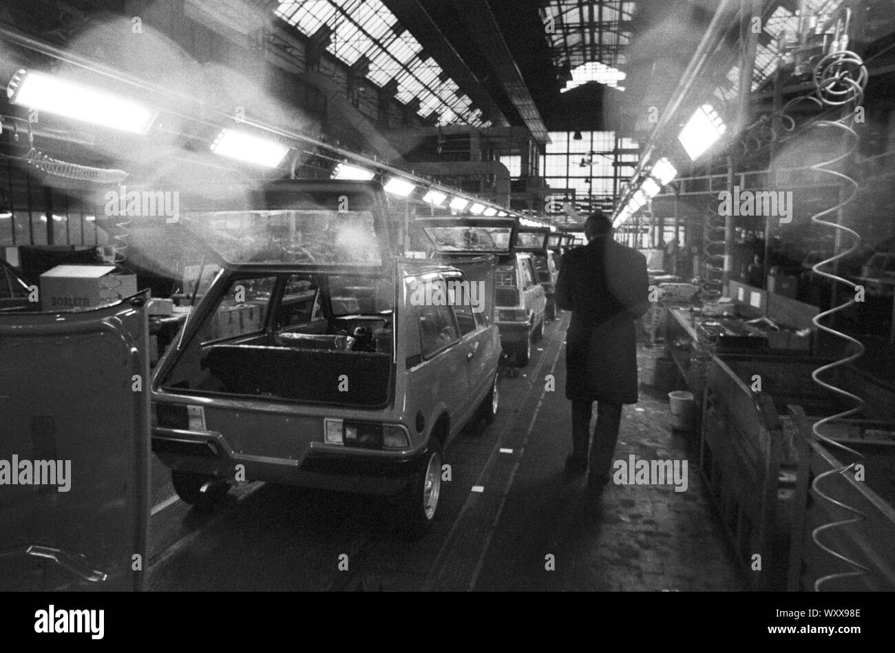 Milan (Italie), 1975, les chaînes de montage à l'arrêt dans l'usine de voiture Leyland Innocenti Lambrate, occupés par des travailleurs pour protester contre les licenciements Banque D'Images