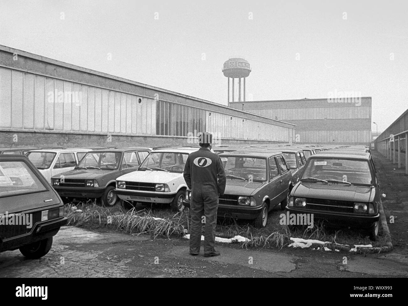 Milan (Italie), 1975, l'usine automobile à Leyland Innocenti Lambrate occupés par des travailleurs pour protester contre les licenciements ; affaires voitures garées sur m Banque D'Images