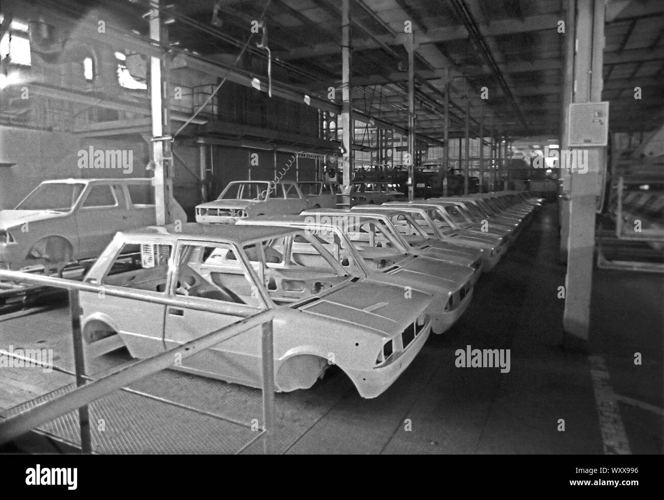 Milan (Italie), 1975, les chaînes de montage à l'arrêt dans l'usine de voiture Leyland Innocenti Lambrate, occupés par des travailleurs pour protester contre les licenciements Banque D'Images