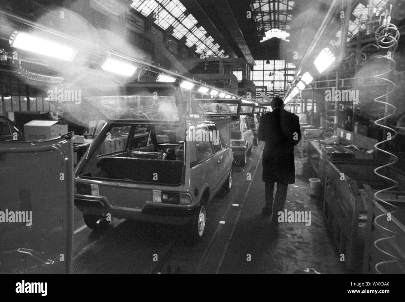 Milan (Italie), 1975, les chaînes de montage à l'arrêt dans l'usine de voiture Leyland Innocenti Lambrate, occupés par des travailleurs pour protester contre les licenciements Banque D'Images