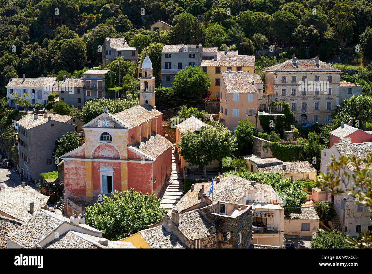 Nonza village perché et l'église de l'Oro dans le Cap Corse Corse du nord de la France. Banque D'Images