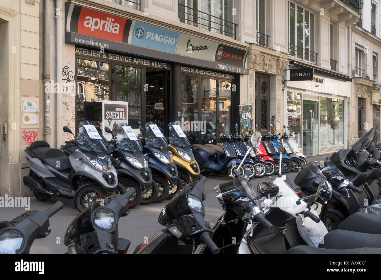 Paris, France - Aug 31, 2019 : Moto Shop in Paris France. Aprilia, Piaggio,  Vespa, Gilera concessionnaire dans le centre de Paris, France Photo Stock -  Alamy