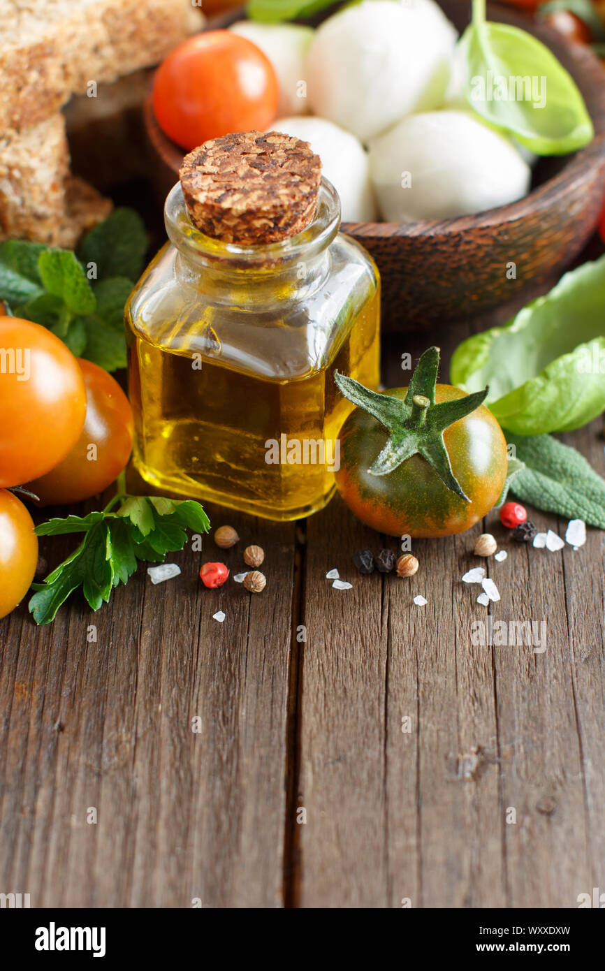 Resto italien ingridients : mozzarella, tomates, basilic, huile d'olive et d'autres Banque D'Images