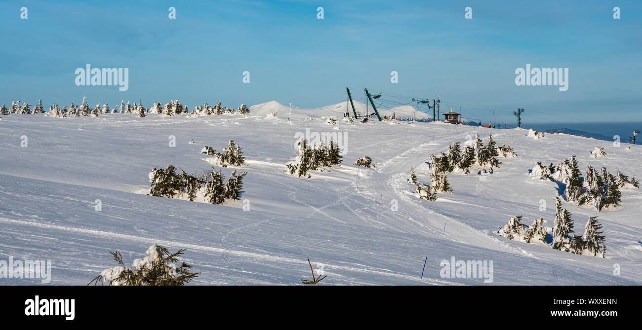 Martinske hole (Martinky) Station de ski au-dessus de la ville de Martin en Slovaquie pendant une journée d'hiver avec ciel bleu Banque D'Images
