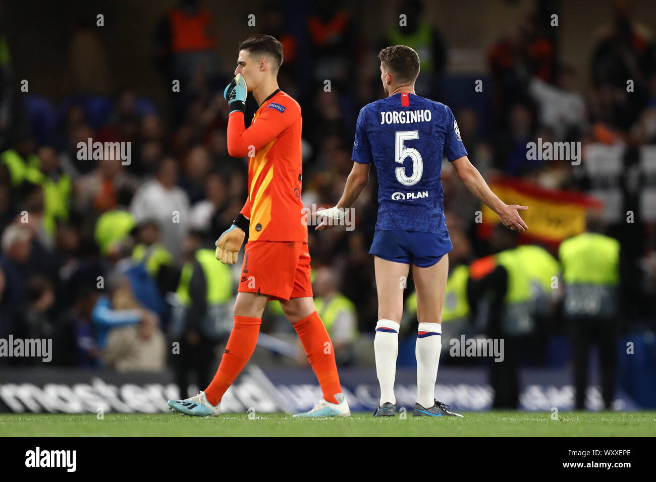 Londres, Royaume-Uni. Sep 17, 2019. Jorginho et Kepa Arrizabalaga de Chelsea en désaccord à plein temps - Chelsea v Valence, Ligue des Champions - Groupe H, Stamford Bridge, Londres, ROYAUME UNI - 17 septembre 2019 Editorial N'utilisez que des images de la journée : Crédit Limited/Alamy Live News Banque D'Images