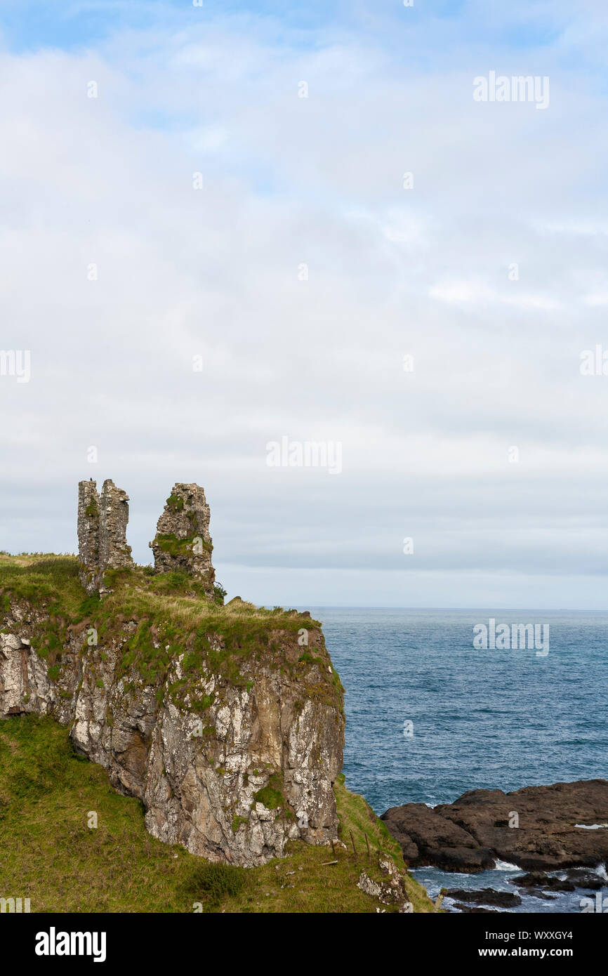 Dunseverick (de l'Irlandais Dún Sobhairce, signifiant "obhairce's fort') est un hameau près de la Chaussée des géants dans le comté d'Antrim, en Irlande du Nord. Banque D'Images