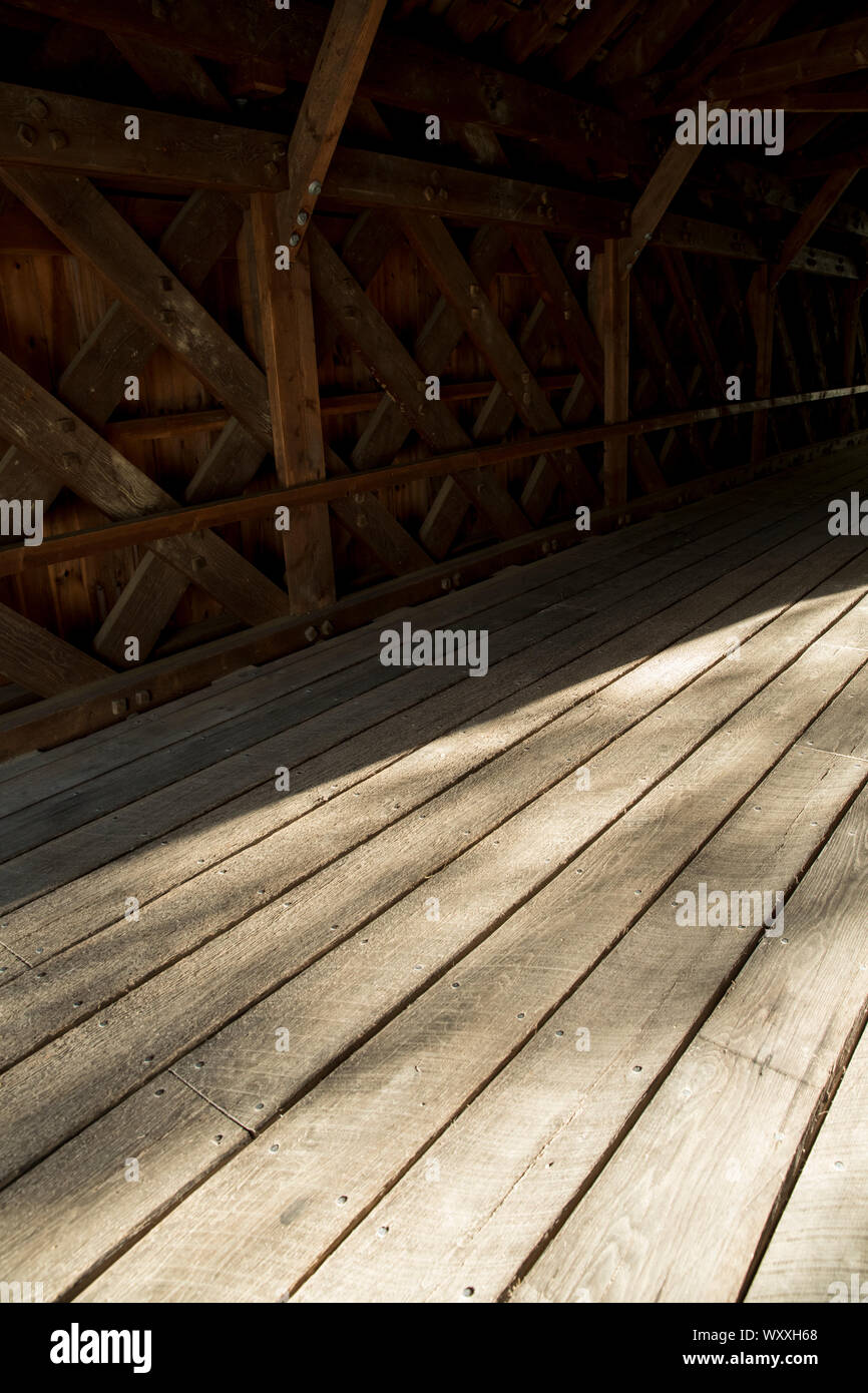 Planches en bois de plancher en bois et poutres apparentes de l'Ancien pont couvert, également connu sous le nom de la région de Sheffield Sheffield pont couvert par Plain, Massachusetts Banque D'Images