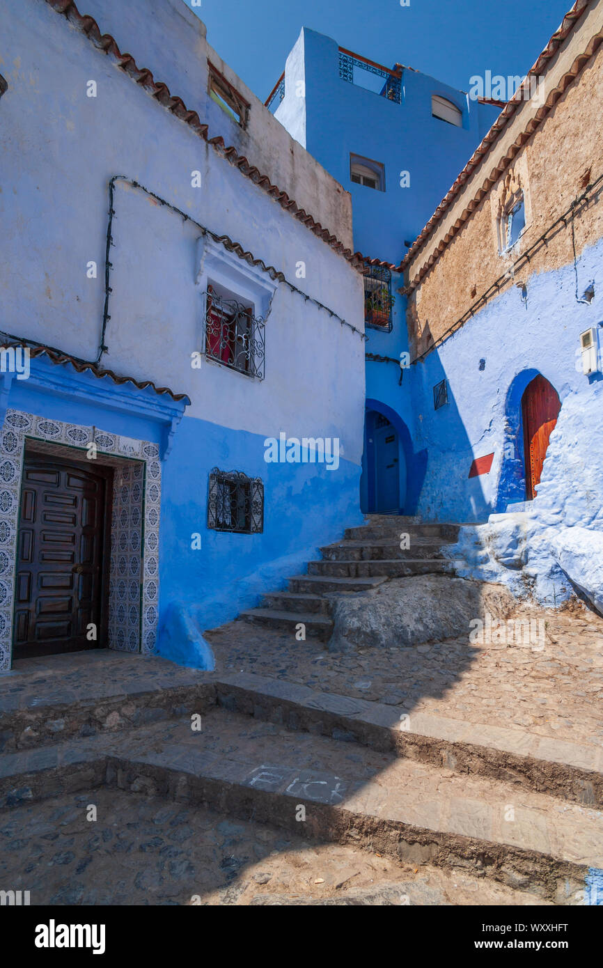 Chefchaouen, ou Chaouen, est une ville dans les montagnes du Rif au nord-ouest du Maroc. Elle est connue pour la substitution, le bleu de ses bâtiments blanchis à la vieille ville. Banque D'Images