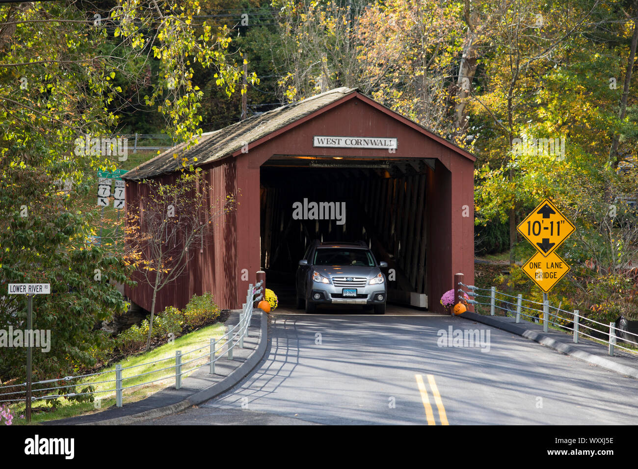 Les lecteurs de l'automobile à travers le pont couvert de Cornwall ouest pendant l'automne à New York, USA Banque D'Images