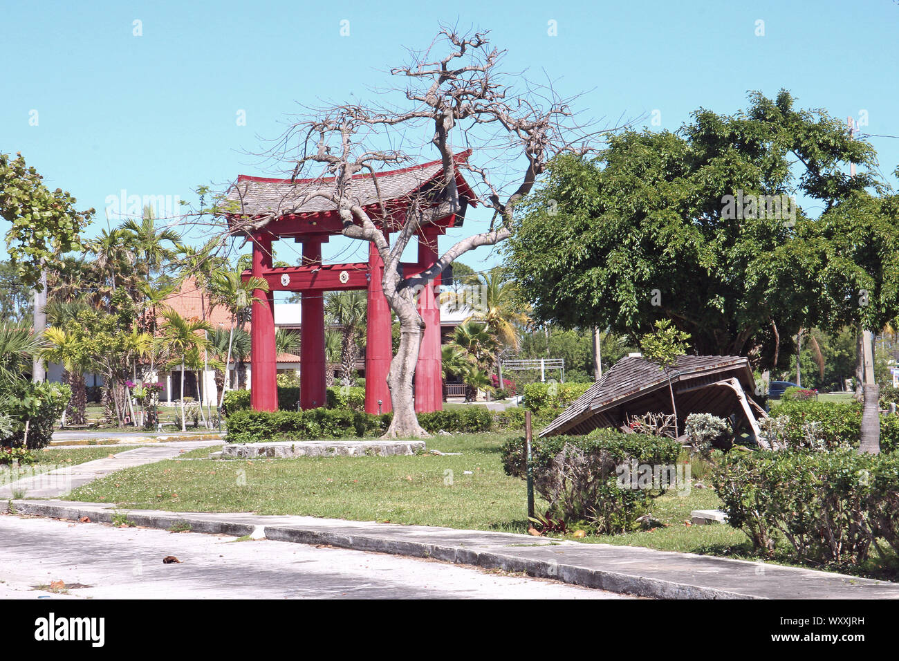 L'oriental Tori-gate qui a accueilli des visiteurs de l'International Bazar, Freeport, Grand Bahama Island. L'arche semble à l'épreuve des ouragans. Banque D'Images