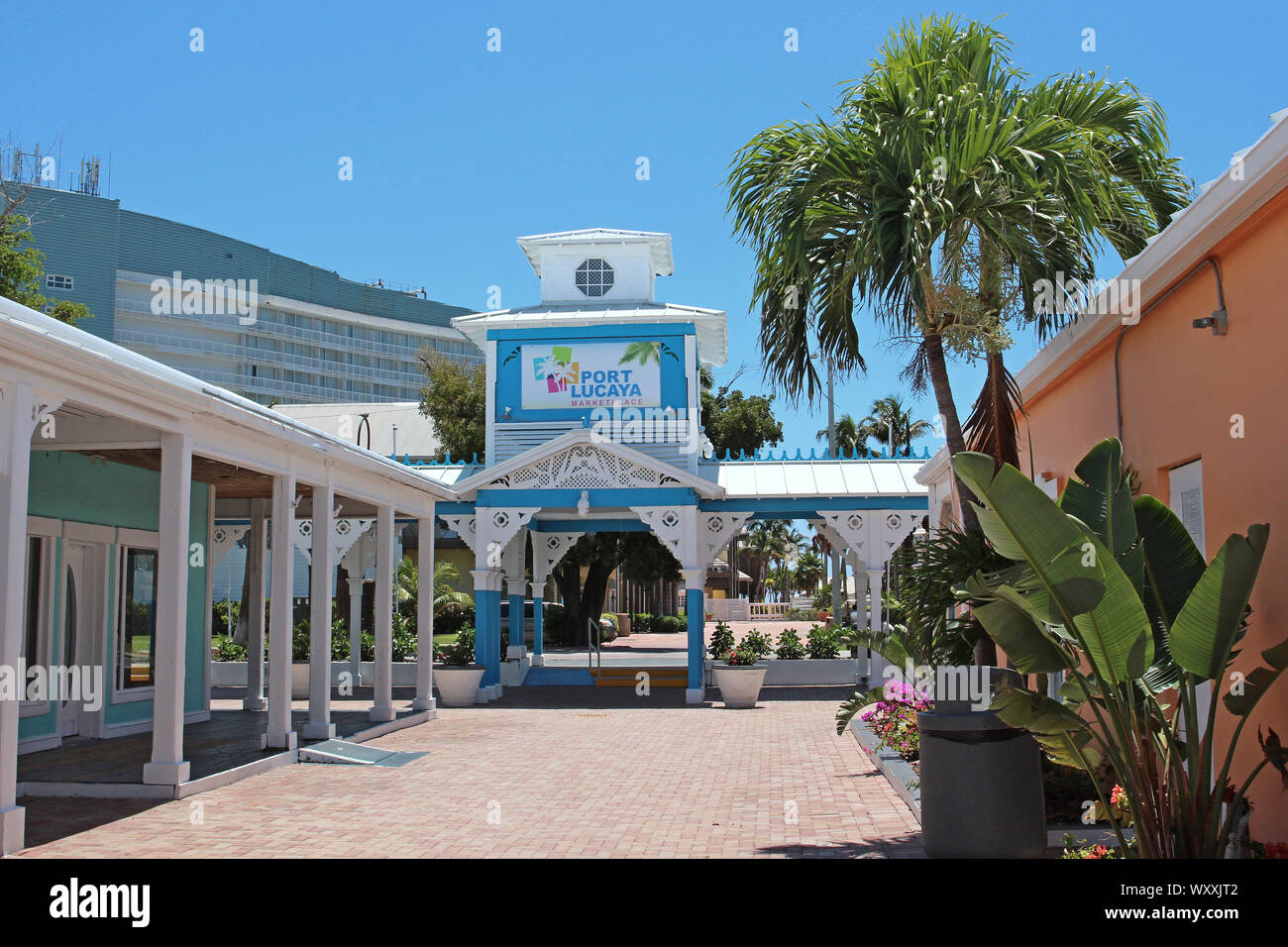 L'entrée principale du marché par le Port Lucaya Lucaya, de l'île de Grand Bahama. Construit en bois et joli mais pas à l'épreuve des ouragans. Banque D'Images