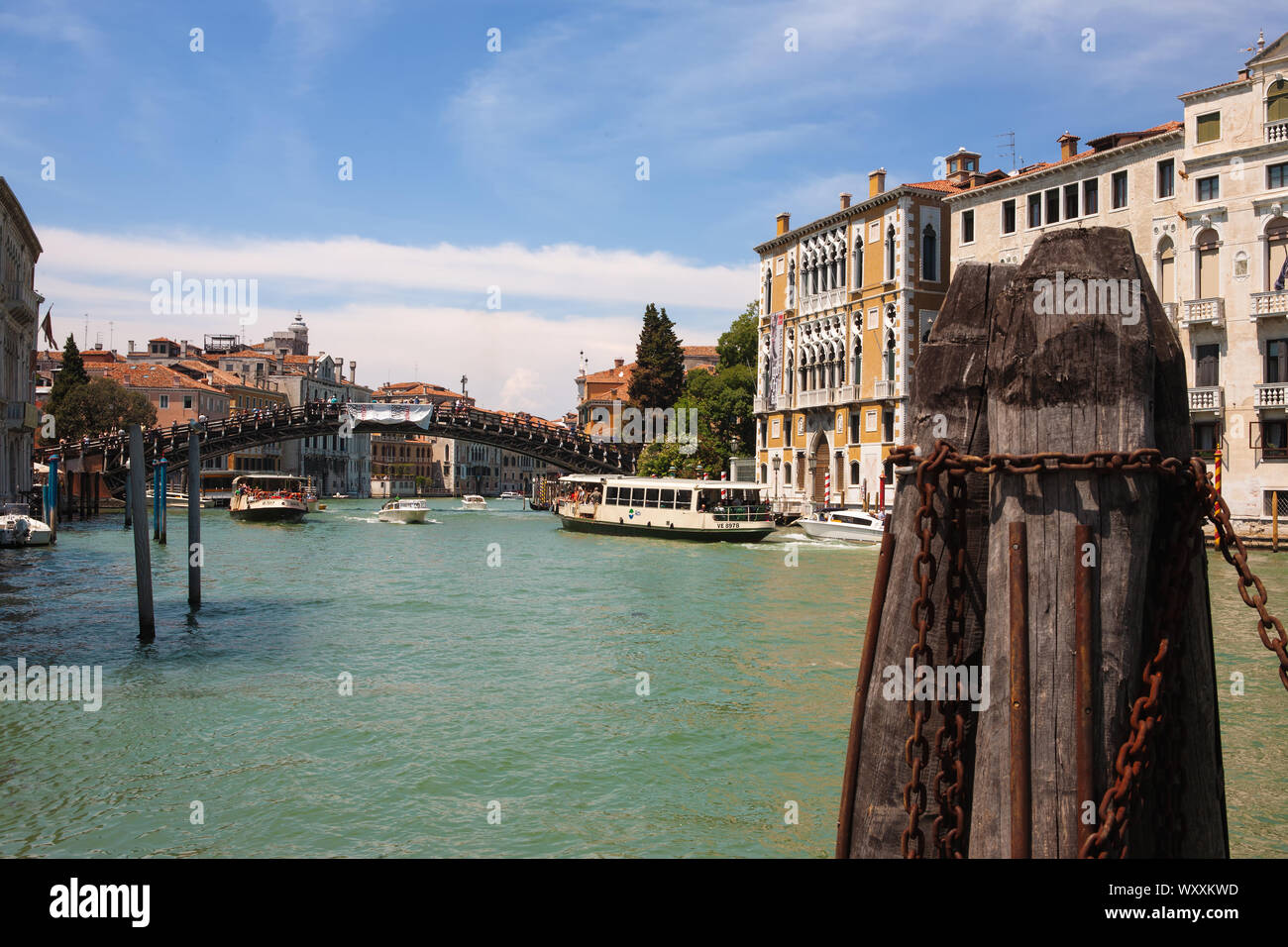 En bois la Ponte dell' Accademia sur le Grand Canal et le Palais Cavelli-Franchetti, Venise, Italie : vaporetti passant Banque D'Images