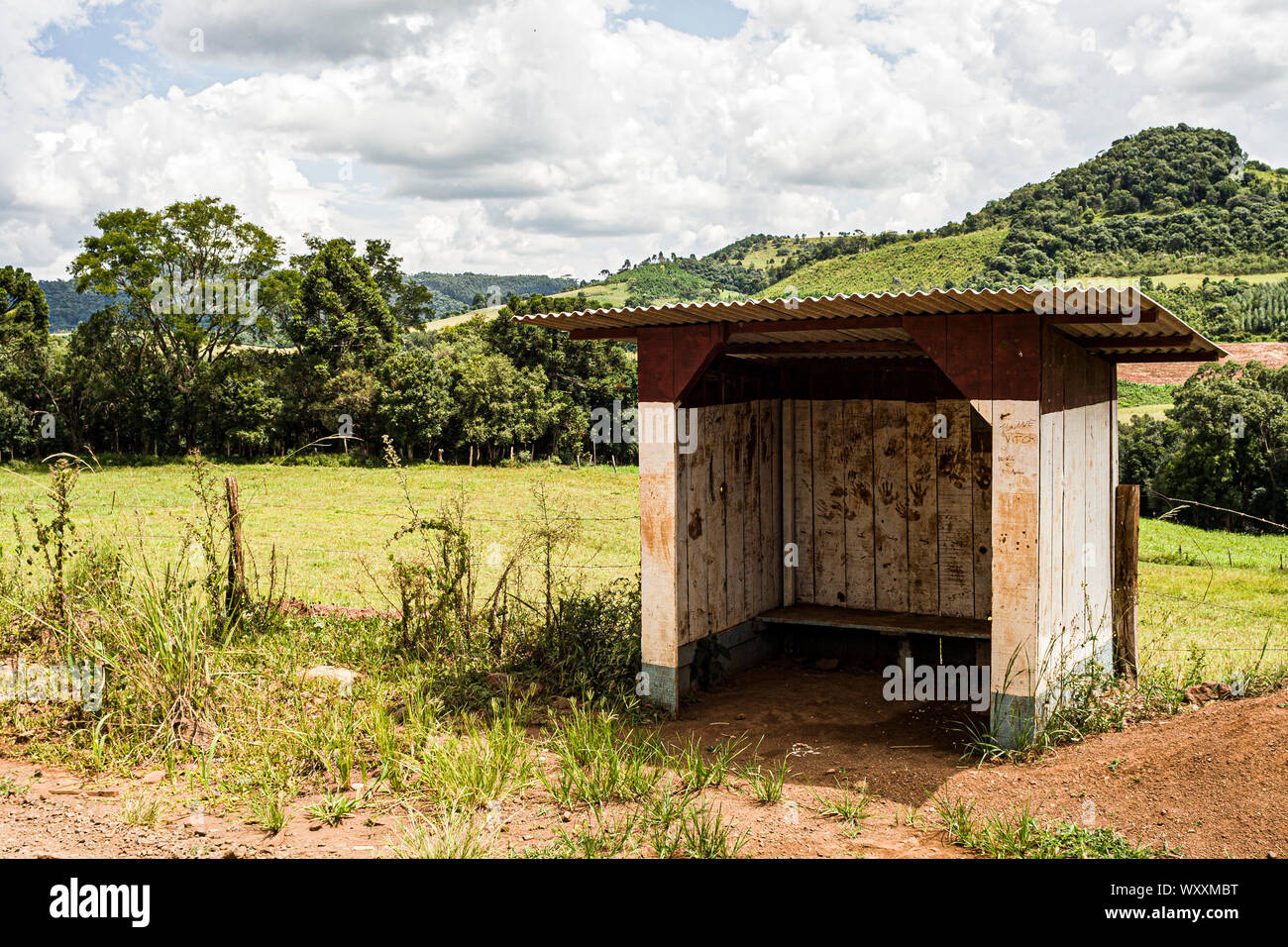 Abri bus en bois dans la campagne. Passos Maia, Santa Catarina, Brésil. Banque D'Images