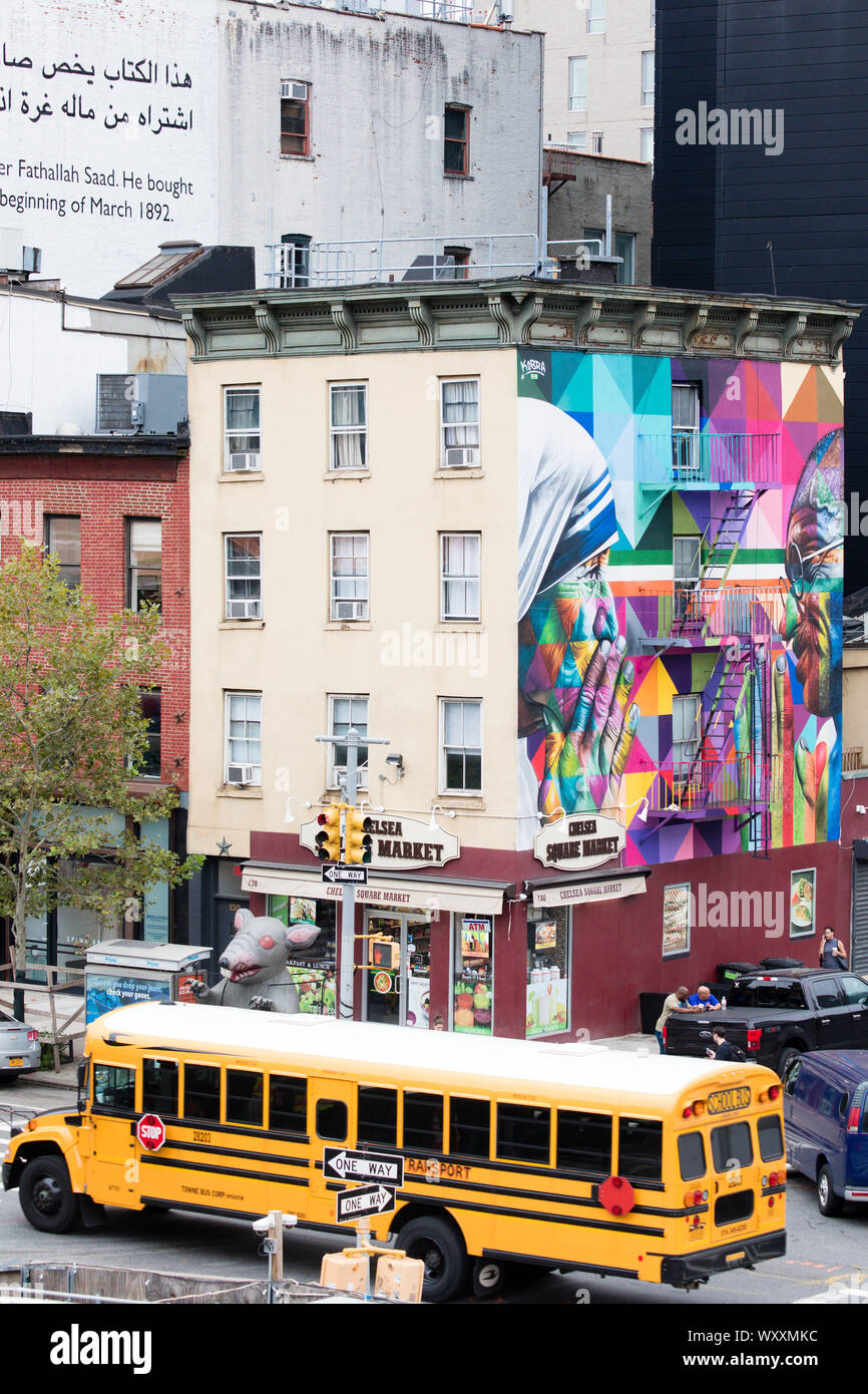 Coin de rue avec scène d'autobus scolaires jaunes, feux de circulation, peinture murale et Chelsea Market Square store at West 18th Street et 10th Avenue à New York Cit Banque D'Images