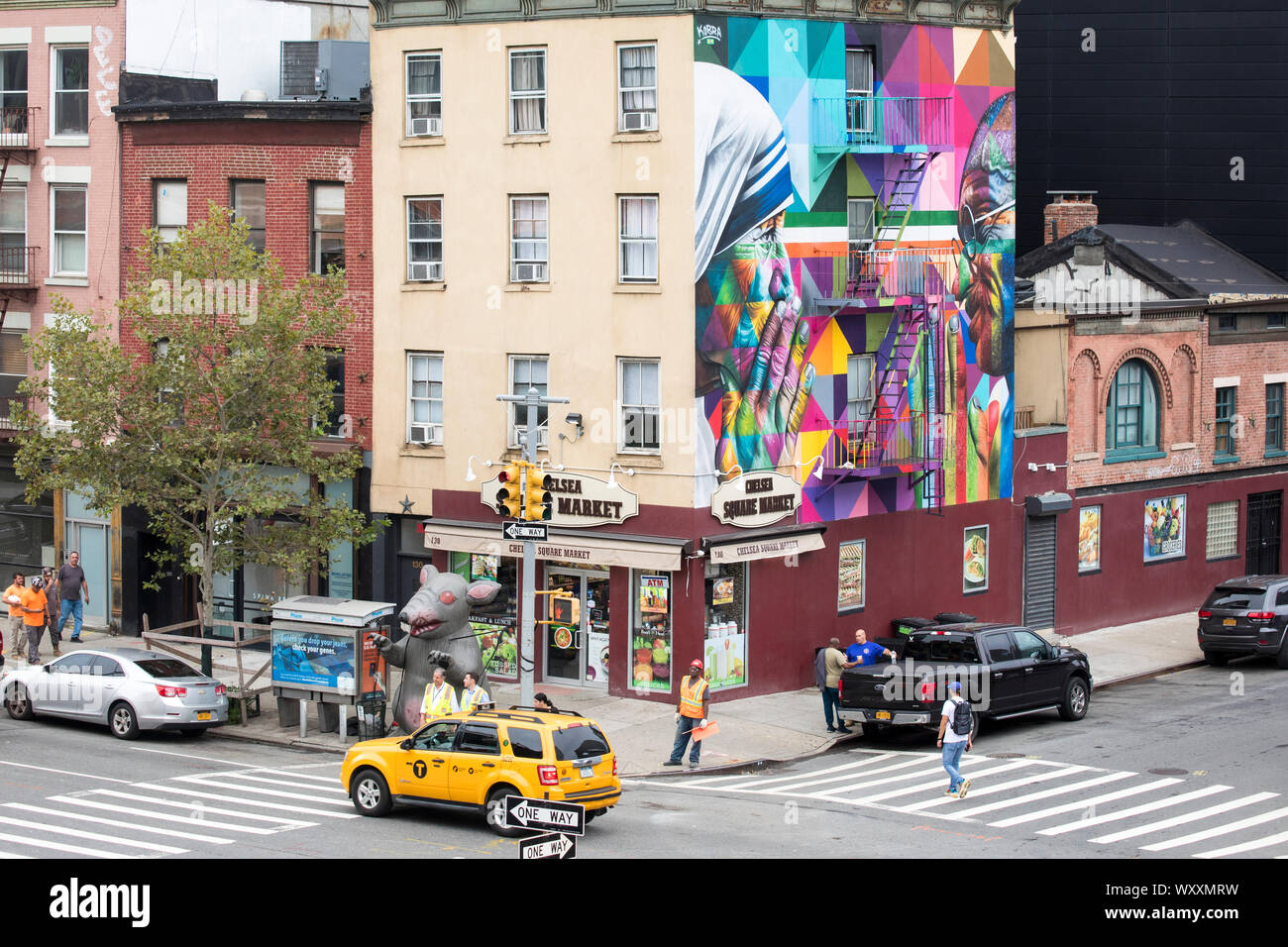 Coin de rue scène avec taxi jaune, feux de circulation, peinture murale et Chelsea Market Square store at West 18th Street et 10th Avenue à New York City, USA Banque D'Images