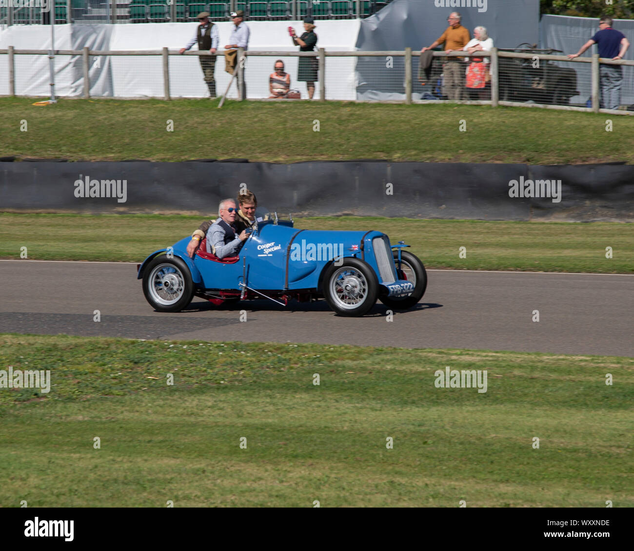 Fils de Mike Cooper Cooper fondateur John Cooper se trouve dans la toute première spéciale Cooper construit par son père Charles Cooper au Goodwood Revival 2019 Banque D'Images