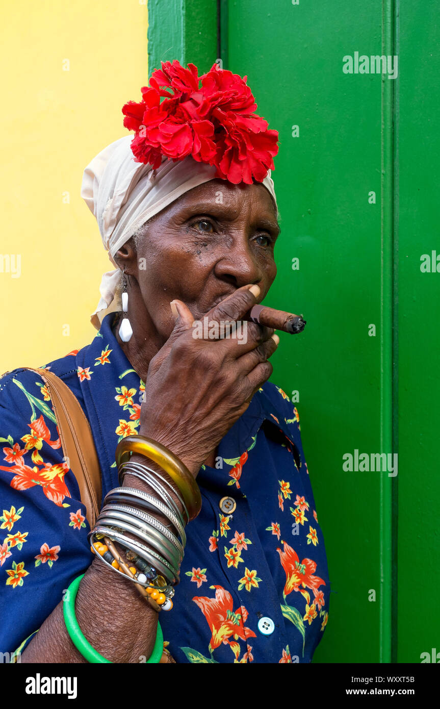 Ancienne école dame cubaine fumer un gros cigare à La Havane, Cuba Banque D'Images