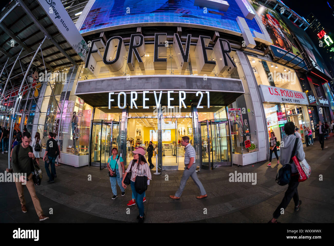 Le Forever 21 store à Times Square à New York le Mardi, Septembre 17, 2019. Forever 21 est signalé à être confrontés à des difficultés financières et est en train d'élaborer des plans d'une éventuelle faillite. (© Richard B. Levine) Banque D'Images