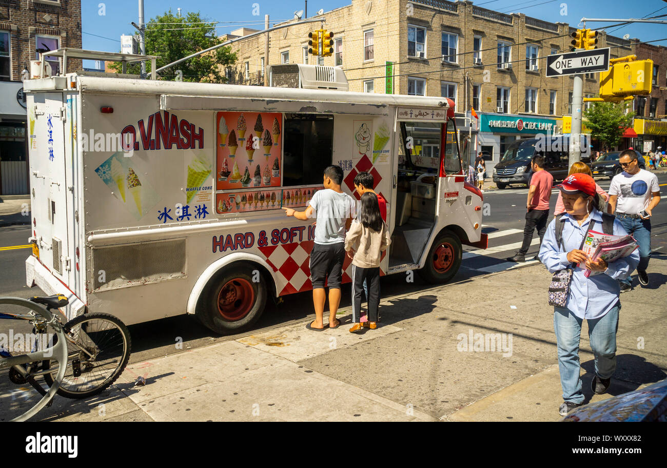 Un camion de crème glacée molle bilingue dans Sunset Park à Brooklyn, à New York, le dimanche, 15 Septembre, 2019. (© Richard B. Levine) Banque D'Images