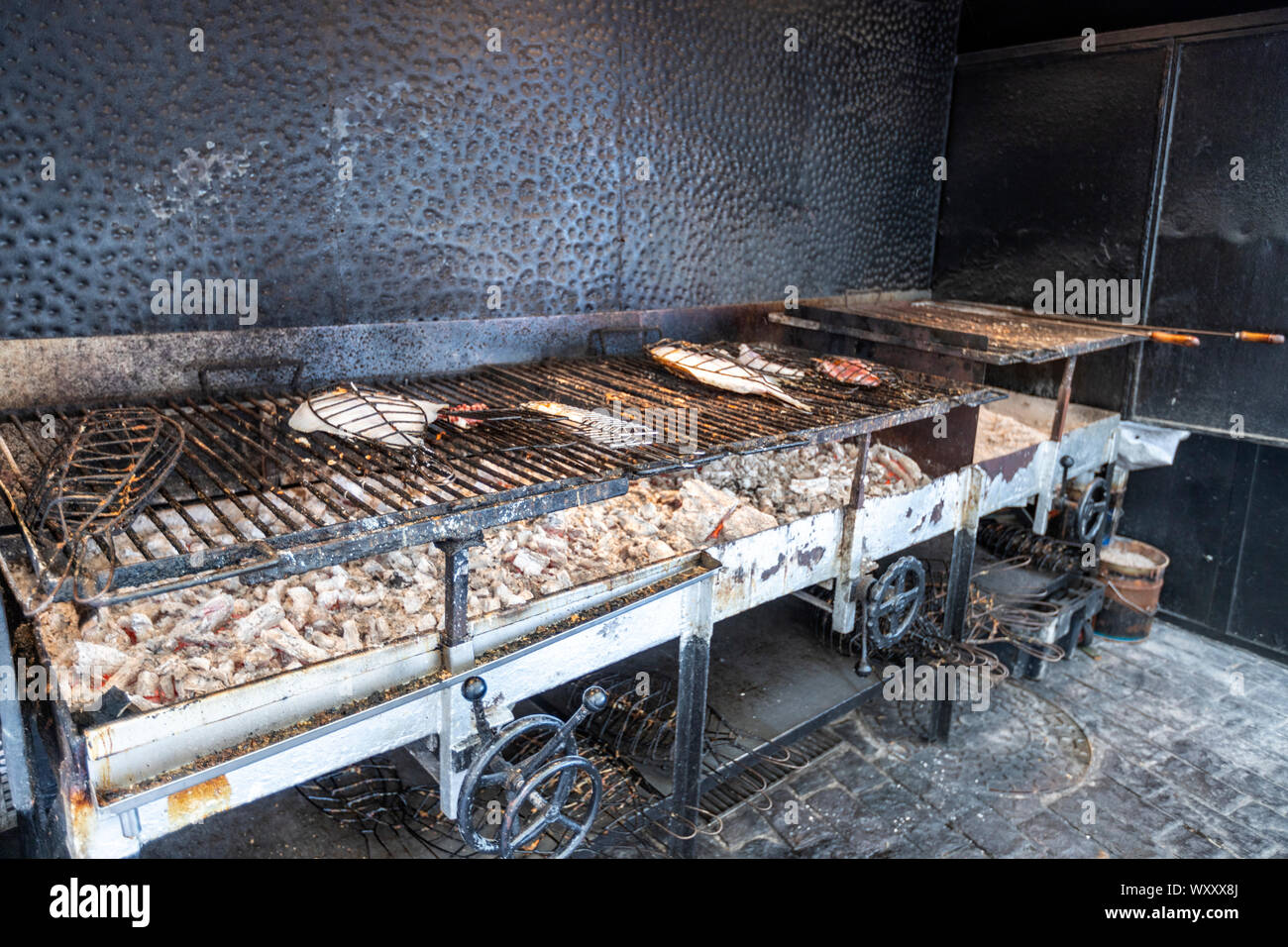 Préparer les poissons grillés dans Kaia Kaipe restaurant, Getaria, Gipuzkoa, Pays Basque, Espagne Banque D'Images