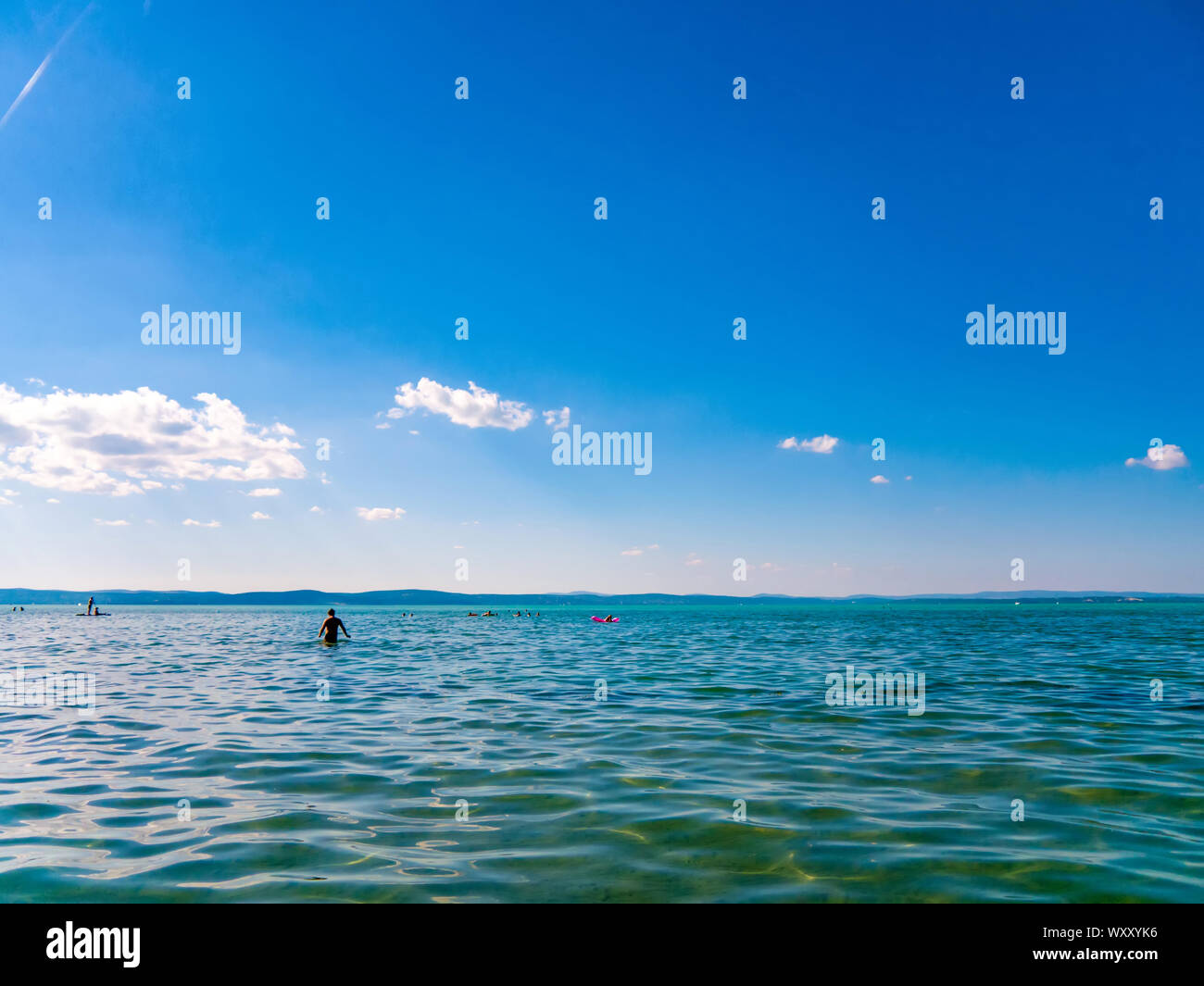 SIOFOK, HONGRIE - 31 juillet 2019 - Vue sur la piscine et jouer dans le lac Balaton à Siofok, Hongrie sur une journée ensoleillée. Banque D'Images