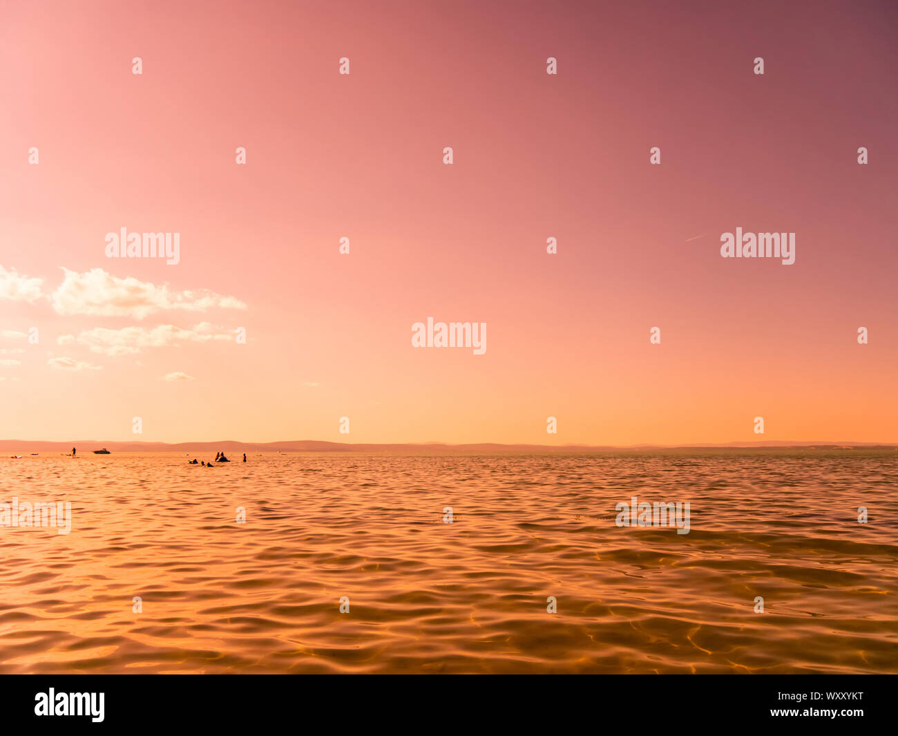 SIOFOK, HONGRIE - 31 juillet 2019 - Vue sur la piscine et jouer dans le lac Balaton à Siofok, Hongrie au cours de la journée d'été. sur sunet Banque D'Images