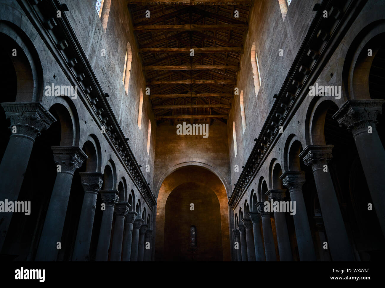 L'intérieur avec des colonnes de pierres et chapiteaux corinthiens et le plafond avec poutres en bois d'une ancienne église ou cathédrale médiévale, avec colonnade Banque D'Images