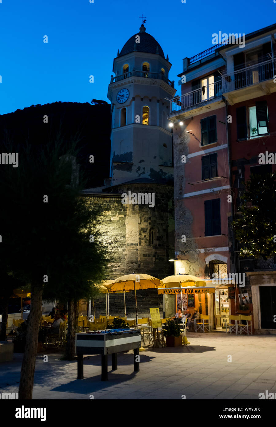 Soir vue de l'église de Santa Margherita di Antiochia avec la Piazza Marconi au premier plan, sur une paisible nuit d'été à Vernazza, Italie Banque D'Images