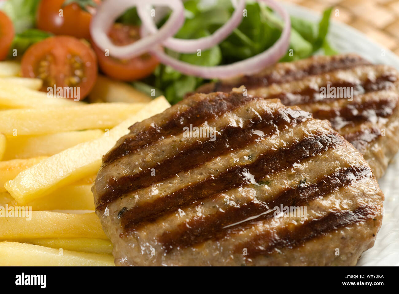 Roast Beef Burger avec frites Banque D'Images