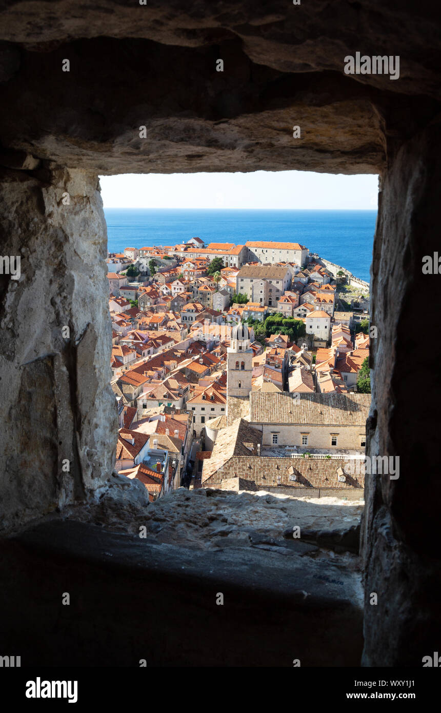 La vieille ville de Dubrovnik, aka Stari Grad, UNESCO World Heritage site, vu à travers une fenêtre en pierre ; Dubrovnik Croatie Europe Banque D'Images