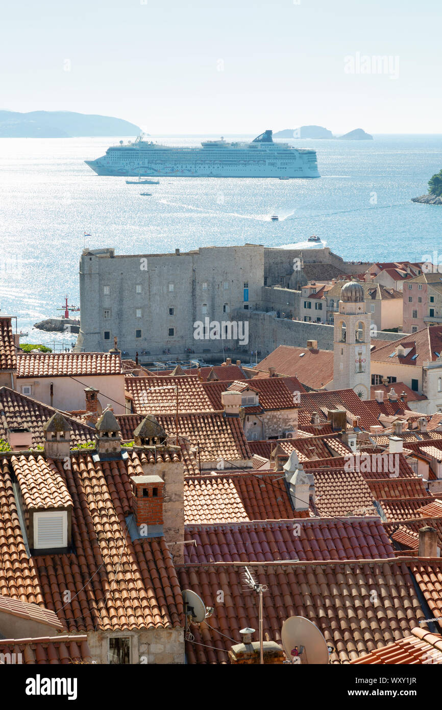 Bateau de croisière Dubrovnik - Le navire 'Norwegian Cruise Line Norwegian Star' dans la mer Adriatique à l'extérieur de la vieille ville de Dubrovnik, Dubrovnik Croatie Europe Banque D'Images