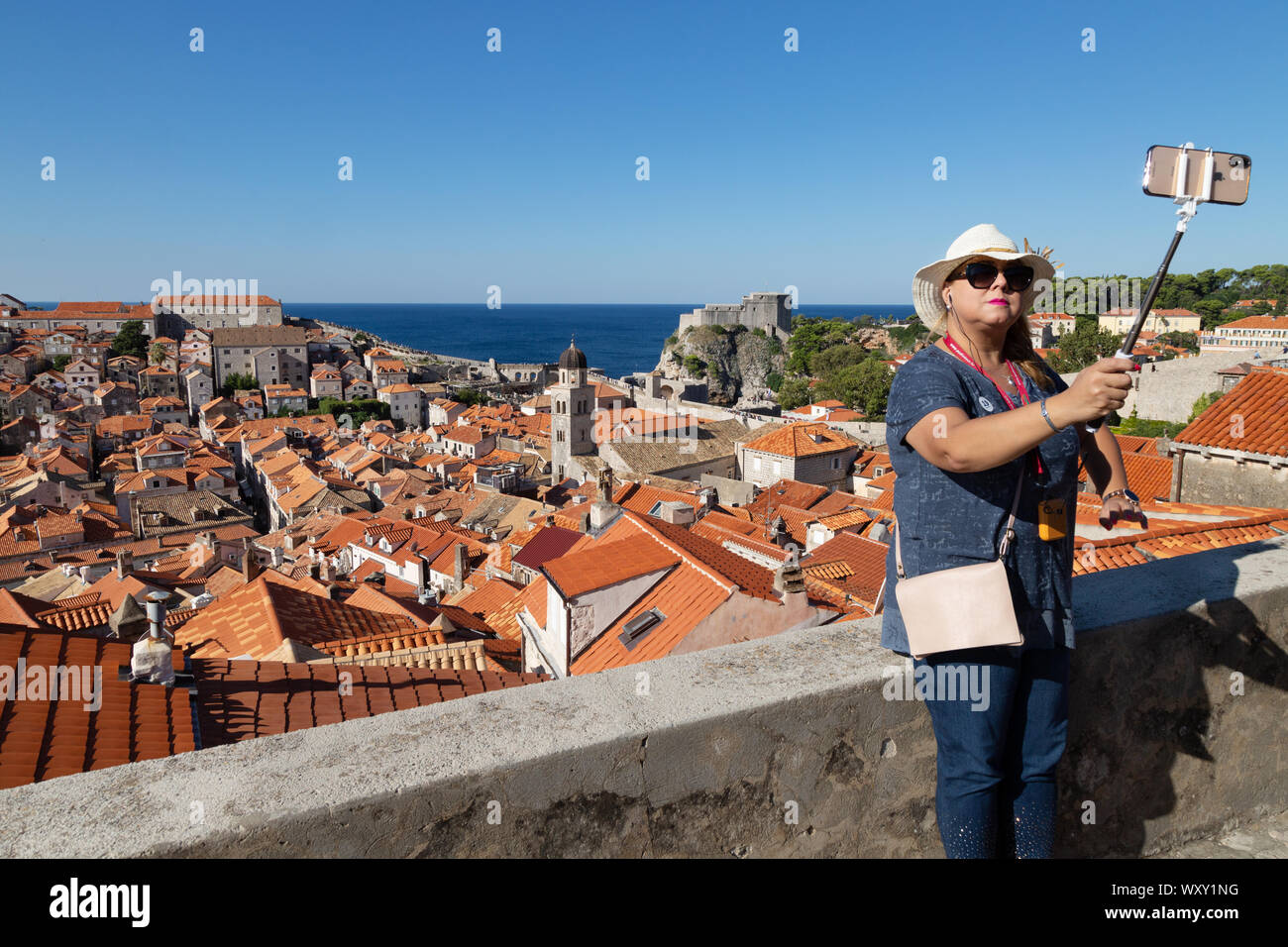 Selfies Dubrovnik - une touriste en prenant une sur selfies des murs de la ville de Dubrovnik old town, Dubrovnik Croatie Europe Banque D'Images